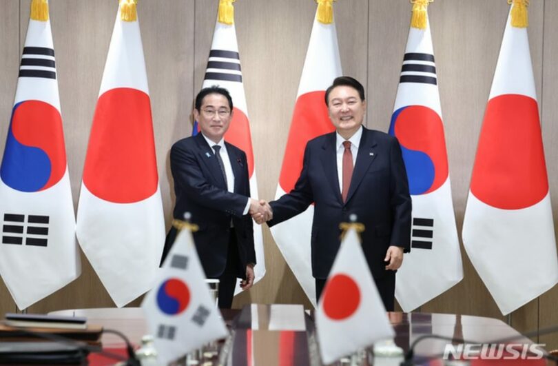首脳会談に際し、握手を交わす岸田文雄首相（左）と韓国のユン・ソンニョル（尹錫悦）大統領(c)NEWSIS