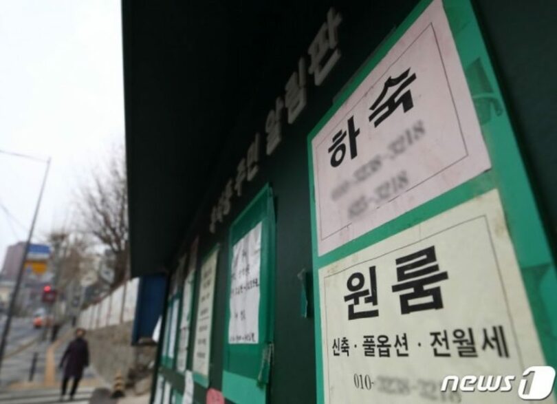 ソウル・中央大近隣の住民通知板に貼られた下宿・ワンルーム(c)news1