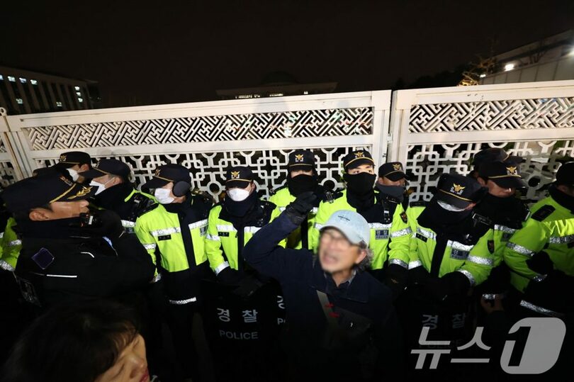 昨年12月3日夜、ソウル汝矣島（ヨイド）の国会正門前で出入りを統制する警察部隊(c)news1