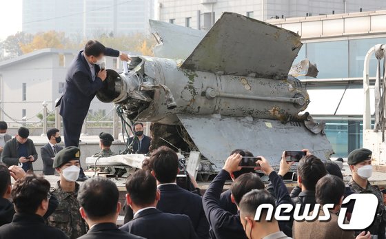 ソウル・国防省庁舎で公開されている北朝鮮ミサイルの残骸（共同取材）(c)news1