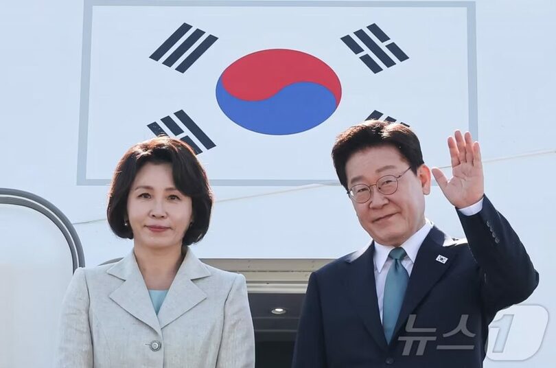 9日、京畿道城南のソウル空港で手を振るイ・ジェミョン（李在明）大統領と妻キム・ヘギョン（金恵景）氏(c)news1