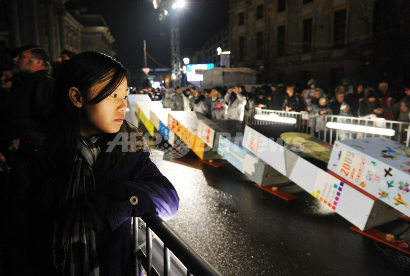 「ベルリンの壁」崩壊20年を祝う巨大ドミノ倒し