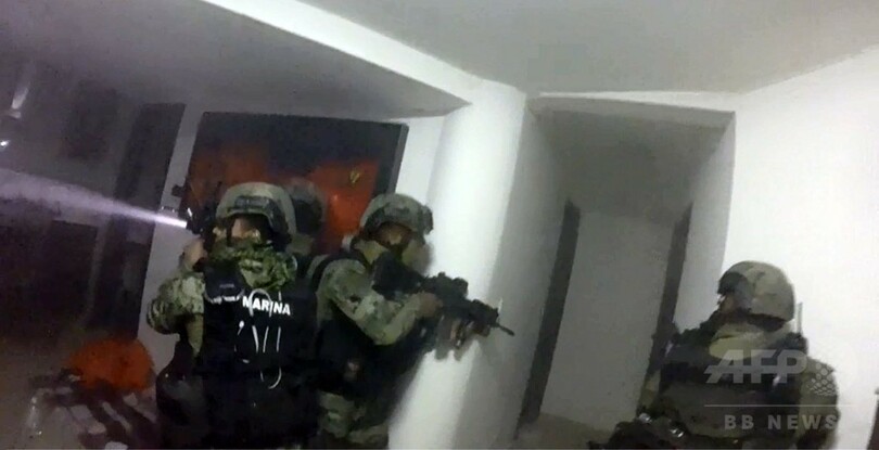 拘束の脱獄麻薬王、潜伏先から隠しトンネルで脱出 メキシコ