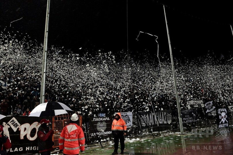 サッカーファンがtv生放送を使いリーグの処分に抗議 ギリシャ 写真1枚 国際ニュース Afpbb News