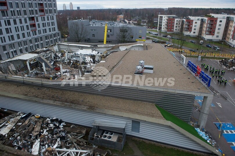 ラトビア首相が辞任、首都のスーパー屋根崩落事故めぐり