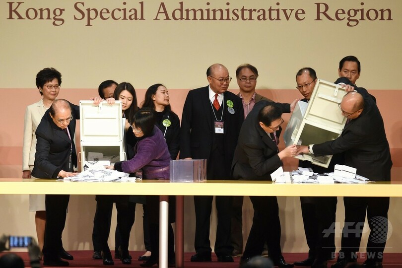香港の行政長官選挙、親中派の林鄭氏が当選 初の女性