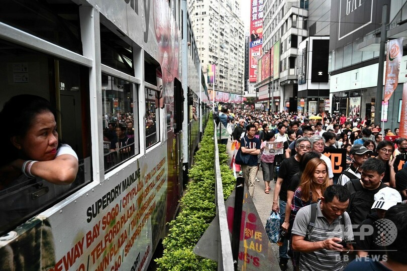 香港で「13万人超」デモ、中国本土への容疑者引き渡しに抗議