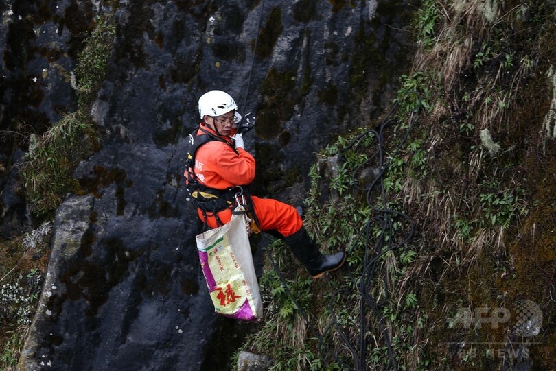 連休中に活躍、峨眉山の絶壁に張り付くスパイダーマンの正体は？ 四川