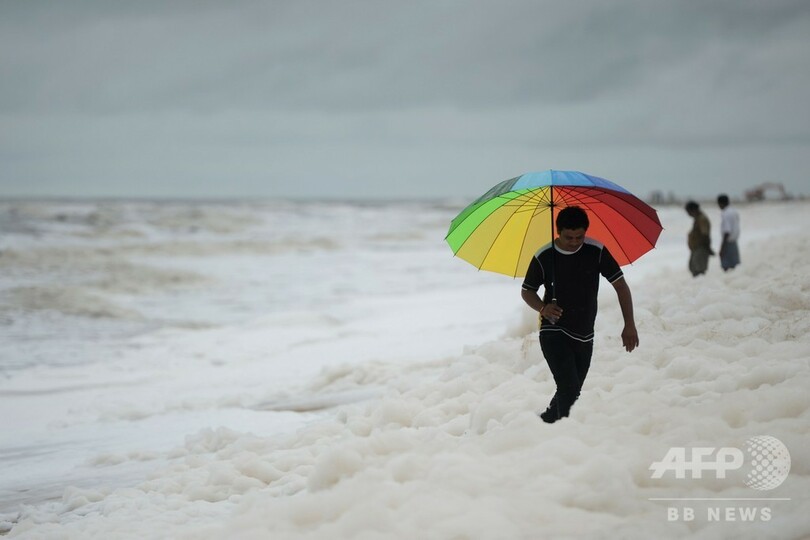 インド有数のビーチに大量の泡広がる、専門家らは汚染物質と指摘