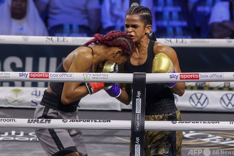サウジで初の女子プロボクシング戦、英選手が1回TKO勝ち