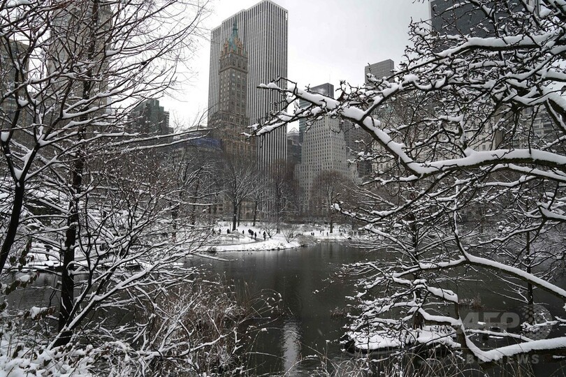 米北東部で季節外れの吹雪、NYなどが非常事態宣言 政府機関も閉鎖