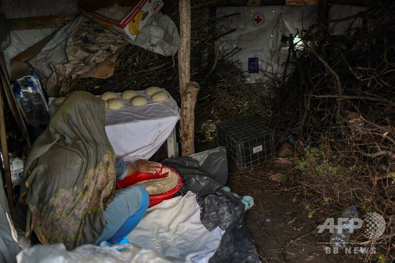 寒さと雨に凍える難民 スラム街と化したキャンプ ギリシャ