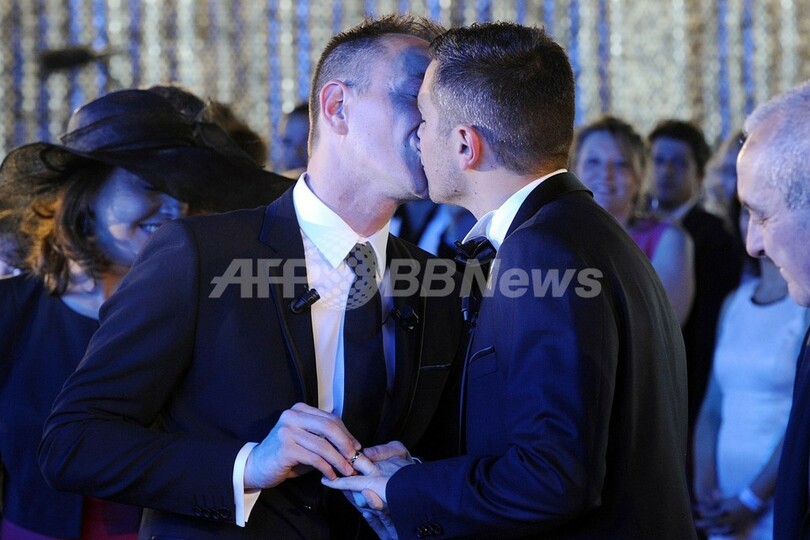 フランス初の同性婚カップル誕生、男性2人が愛誓う