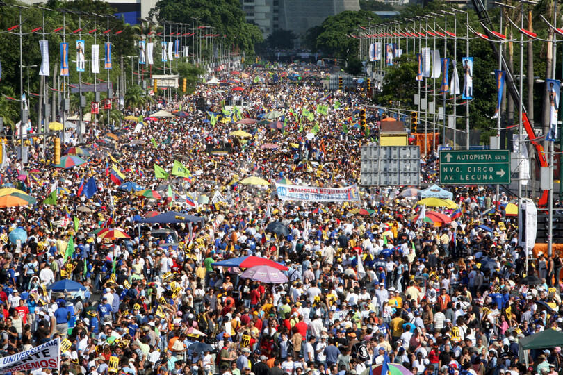 改憲めぐる国民投票を目前に市民らが大規模抗議デモ、ベネズエラ