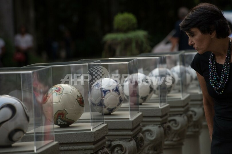 W杯ブラジル大会公式球「ブラズーカ」がお披露目
