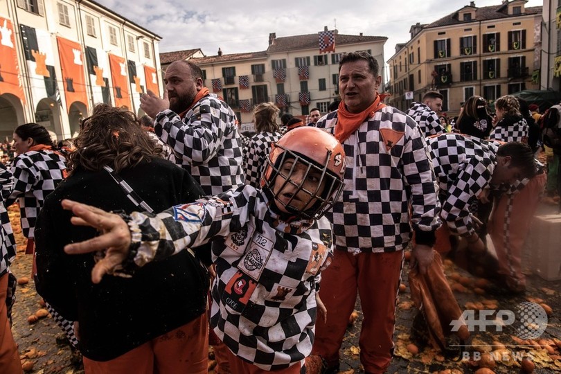 果汁飛び散り白熱 伝統の オレンジ合戦 イタリア 写真24枚 国際ニュース Afpbb News