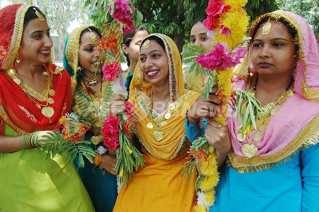 女性が伝統的な衣装に身を包むインドの雨期の祭り 写真1枚 国際ニュース：afpbb News 