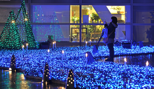 クリスマスを演出する7色のLEDイルミネーション、東京・汐留 写真4枚