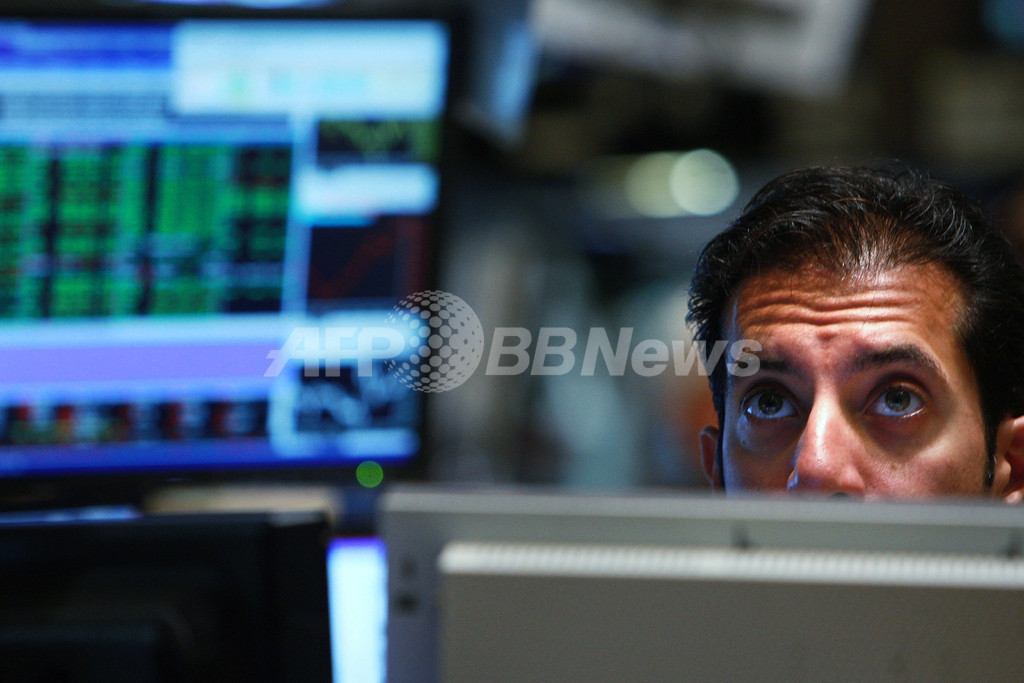 NY株全面安、ダウ平均4年ぶり1万ドル割れ NY株全面安、ダウ平均4年ぶり1万ドル割れ