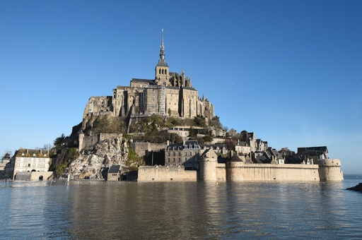 モンサンミッシェルが「孤島」に、春の大潮シーズン到来 仏 写真