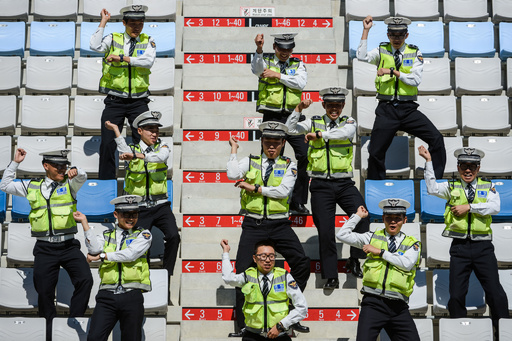 江南スタイル」で踊る警察官、F1韓国GP 写真4枚 国際ニュース：AFPBB News