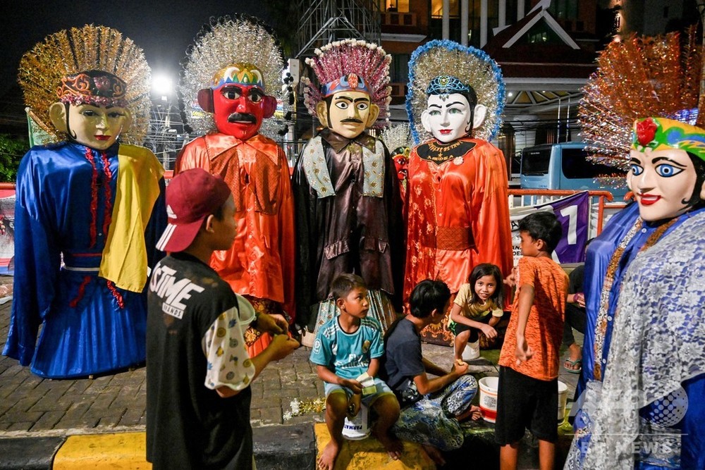 ジャカルタ名物、巨大な張り子人形をかぶって奮闘する子どもたち 写真
