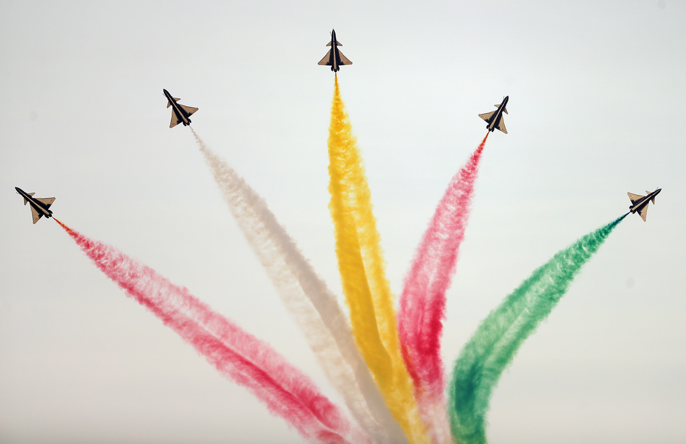中国空軍、サウジアラビアでアクロバット飛行を披露 写真9枚 国際ニュース:AFPBB News