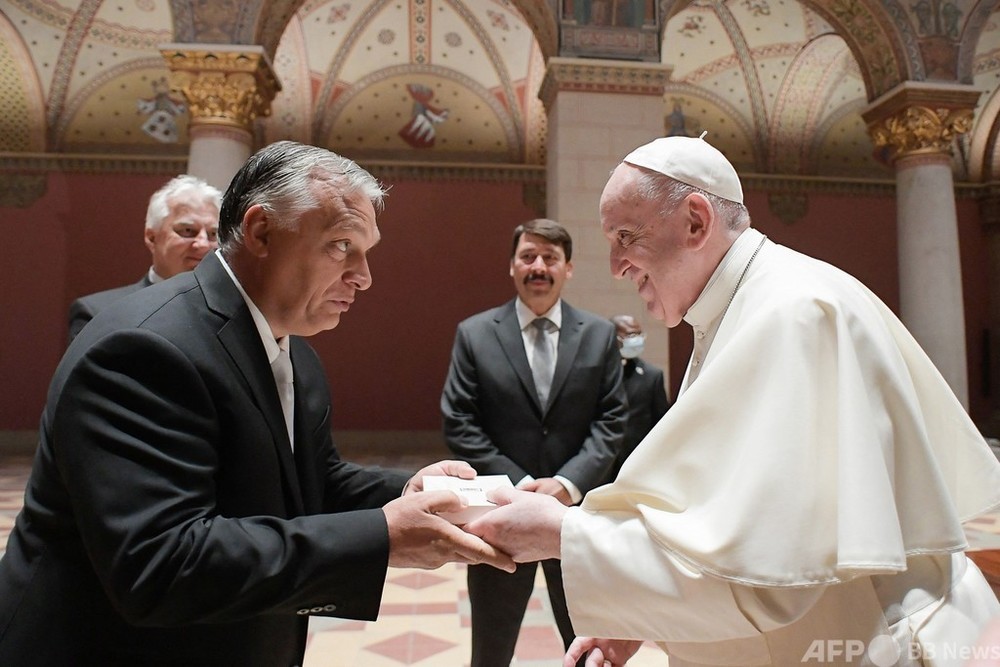 ローマ教皇、ハンガリー訪問 反移民強硬派のオルバン首相と会見