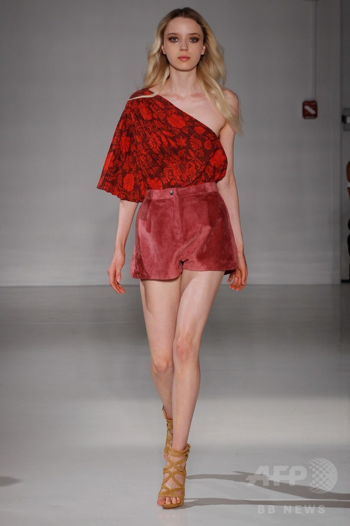 膝下丈のスカートでエレガントに、「ジル・スチュアート」15年春夏