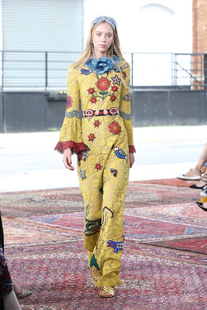 エキセントリックなパターンをレトロに、「グッチ」16年クルーズ