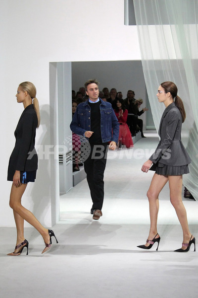 ラフ・シモンズとアディダスがコラボ、フットウェアを発売へ