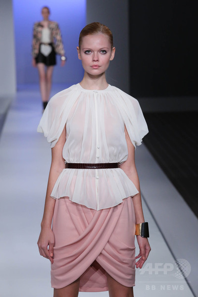 都会の風を強く美しく表現、「タエ アシダ」15年春夏