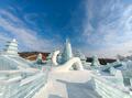 吉林省の氷雪テーマパーク「長春氷雪新天地」に設置された「西湖印象区」の一角（2024年12月23日撮影）。(c)Xinhua News
