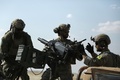 シリア北部ラッカ県ファティサで任務に当たる米軍特殊部隊とシリア民主軍の兵士ら（2016年5月25日撮影）。(c)AFP/DELIL SOULEIMAN