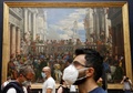 フランスのパリで、営業再開したルーブル美術館を訪れる人々（2020年7月6日撮影）。(c)FRANCOIS GUILLOT / AFP
