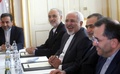 オーストリアの首都ウィーンで、ジョン・ケリー米国務長官（写真外）との協議に臨むイランのモハンマドジャバド・ザリフ外相（右から3人目）ら（2015年6月30日撮影）。(c)AFP/CARLOS BARRIA