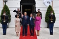米首都ワシントンにあるホワイトハウスで、韓国の文在寅大統領（中央右）と金正淑夫人（左から2人目）を迎えるドナルド・トランプ米大統領（中央左）とメラニア・トランプ夫人（右から2人目、2019年4月11日撮影）。(c)Nicholas Kamm / AFP