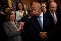 米首都ワシントンの連邦議会議事堂で、投票権に関する記者会見に出席する民主党のナンシー・ペロシ下院議長（左）とジョン・ルイス下院議員（2019年12月6日撮影）。(c)Brendan Smialowski / AFP