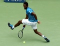 全米オープンテニス、男子シングルス準々決勝。股抜きショットを披露するガエル・モンフィス（2016年9月6日撮影）。(c)AFP/TIMOTHY A. CLARY