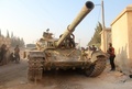 シリアのアレッポで、政府軍による包囲を破るための作戦に投入された戦車を動かす反体制派武装組織「シリア征服戦線」（旧アルヌスラ戦線）の戦闘員ら（2016年8月6日撮影）。(c)AFP/Omar haj kadour