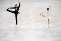 12-13フィギュアスケートGPシリーズ第5戦、エリック・ボンパール杯（Trophee Eric Bompard 2012)は16日、フランス・パリ（Paris）のベルシー体育館（Palais omnisports de Paris-Bercy）でペア・ショートプログラム（SP）が行われ、ロシアの川口悠子（Yuko Kawaguchi）/アレクサンドル・ スミルノフ（Alexander Smirnov）組が66.78点で首位に立った。

演技に臨む川口悠子/アレクサンドル・スミルノフ組（2012年11月16日撮影）。(c)AFP/FRED DUFOUR
