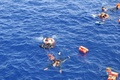 リビア沖の地中海で起きた移民船転覆の現場で進められる救助活動の様子。イタリア海軍公開（2016年5月25日提供）。(c)AFP/MARINA MILITARE