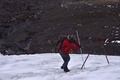 エクアドルのアンティサナ火山（Antisana volcano）での観測を続けている国立気象水文研究所（INAMHI）のボリバル・カセレス（Bolivar Caceres）氏（2014年11月26日撮影）。(c)AFP/