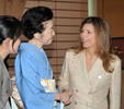 北海道洞爺湖サミット（G8 Hokkaido Toyako Summit）の初日に行われた首脳夫人の昼食会で、欧州委員会（European Commission）のジョゼ・マヌエル・バローゾ（Jose Manuel Barroso）委員長のMargarida Sousa Uva夫人（右）と握手を交わす福田貴代子（Kiyoko Fukuda）首相夫人（2008年7月7日撮影）。(c)AFP