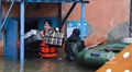 被災地で活動する救助隊。ロシア南部オルスクで。ロシア非常事態省が公開した動画からの静止画（2024年4月6日撮影、7日公開）。(c)HANDOUT / RUSSIAN EMERGENCIES MINISTRY / AFP