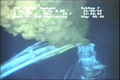英エネルギー大手BPが公表した、管を挿入して原油を回収する様子の映像（5月15日撮影、20日提供）。(c)AFP/BP