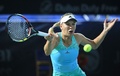 テニス、ドバイ・テニス選手権、女子シングルス準決勝。リターンを狙うカロリーネ・ボズニアツキ（2015年2月20日撮影）。(c)AFP/KARIM SAHIB