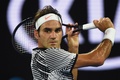 全豪オープンテニス、男子シングルス決勝。バックハンドを打つロジャー・フェデラー（2017年1月29日撮影）。(c)AFP/PAUL CROCK 