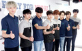韓国・ソウルで行われた、ネパール支援のための募金活動に臨む、アイドルグループ「EXO（エクソ）」のメンバー（2015年5月15日撮影）。(c)STARNEWS