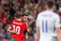 サッカーUEFAネーションズリーグ、リーグA・グループ1、ポルトガル対スコットランド。ベルナルド・シウバ（左手前）と得点を喜ぶポルトガルのブルーノ・ミゲル・フェルナンデス（2024年9月8日撮影）。(c)Patricia DE MELO MOREIRA / AFP